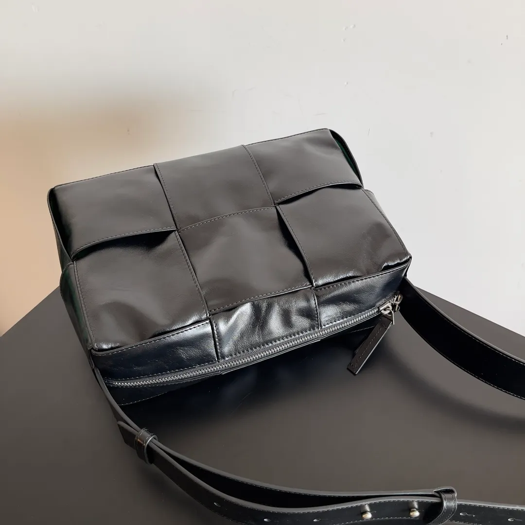 Batch 2320 BV 2023 Early Spring Series Classic Imagination @INTO1 Mika wore the 2023 Early Spring Series and appeared on the cover of the January 2023 issue of "Figaro Homme". Interpret the new Arco camera bag to express your individual style. The retro style of classic woven wax leather is really amazing, and the natural wrinkle texture makes each bag unique. Really, every time I see someone carrying it on the road, I can’t help but turn around and take a few more glances. ✅The bag is lightweight, the capacity is impressive, and it can be packed very well. ✅Retro oil wax leather, versatile in style and can hide scratches ✅Super strong design but low-key enough Style number: 731165 Size: 28*18*9
